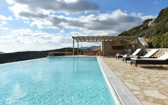Villa Acqua · Gorgeous pool villa, stunning sea views, helipad!
