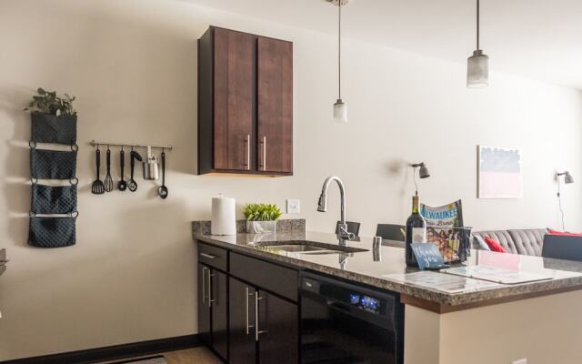 1 BR Downtown Loft Near Fiserv Forum by Frontdesk