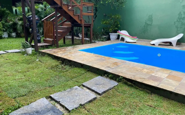 Casa de mãe aconchegante com piscina próximo à praia