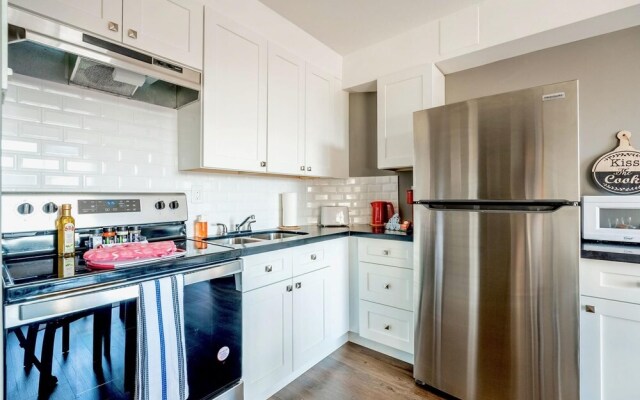 1BR Apt w Netflix Balcony - Near DT Hamilton