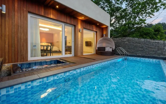 Friemily Pool Villa & Hotel