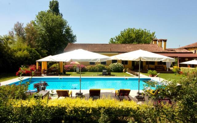 CA' LEONE - Sans Souci - Apartment in Villa with Pool