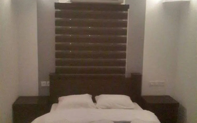 Camelot Suites Motel