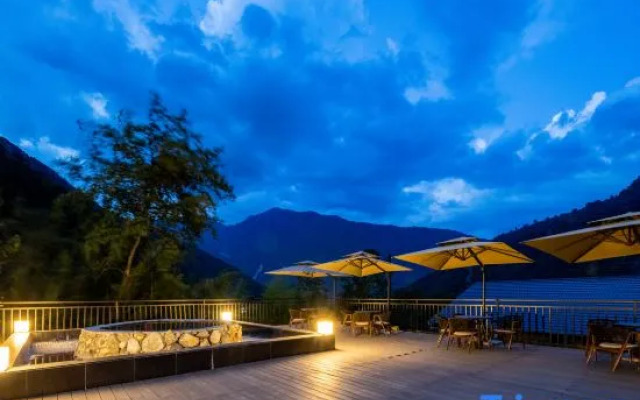 Shanshuijian Hot Spring Hotel (Hailuogou Glacier Forest Park)