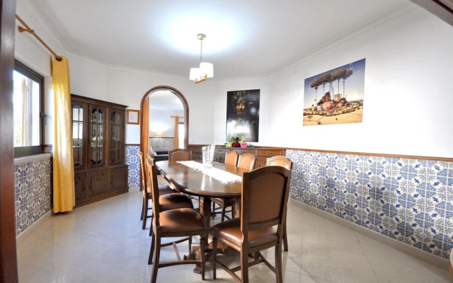 Residential Cul-de-sac Walking Distance to Centre, Private Pool, Free AC & Wifi