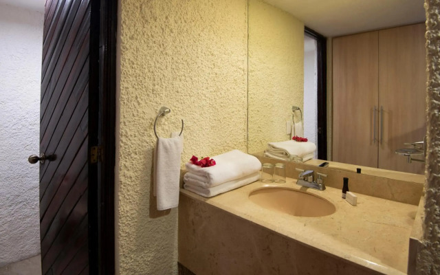 Cabo Blanco Hotel & Marina
