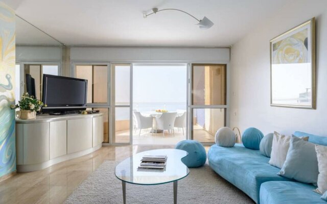 4BR Seaview Apt Private Balcony &Parking