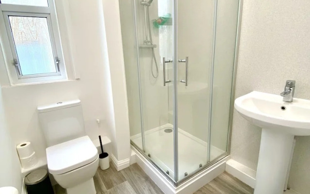 Spacious Two Bed Apartment in Poole