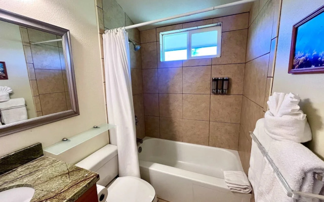 Kona Isle Oceanfront Condo w/ A/c!