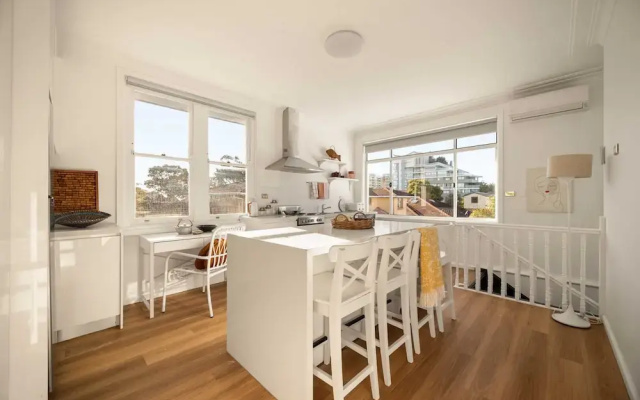 Light Filled 3-bed Coastal Home at Brighton Beach