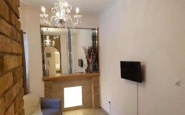 JOHN BEAUTY 50m2, METRO and ACROPOLIS 5'