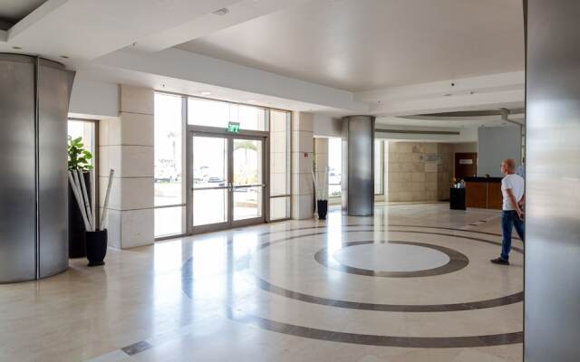 Laguna Water Front Sweet 1