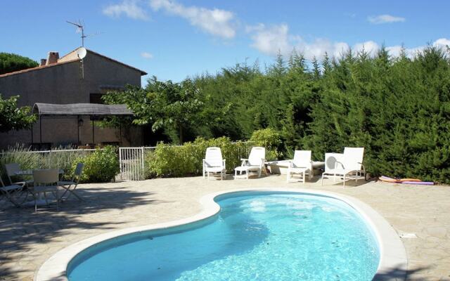 Charming Holiday Home in Régusse, Provence With Terrace