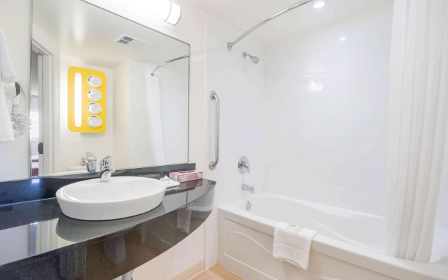 Motel 6 Kingston, ON