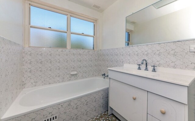 Apanie, 3/12 Kurrawa Close,