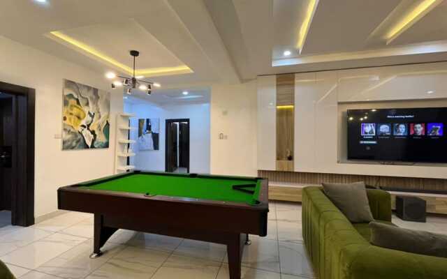 Lovely 3-bed With a Pool Next to Four Point