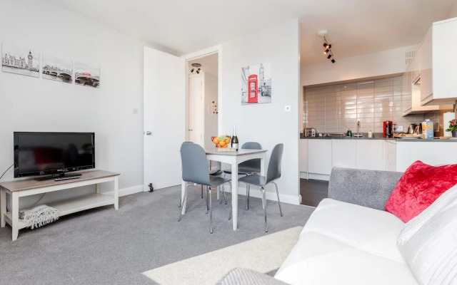 Stylish Riverview Apt with Roof Terrace