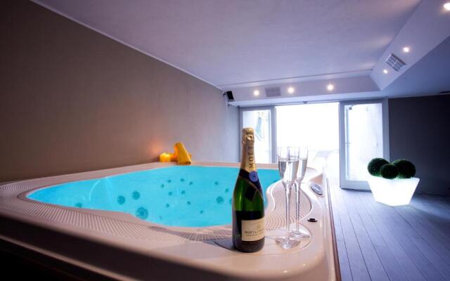 Sala Comacina Apartment No 1 (Sleeps 10)