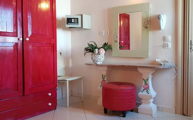 Elena's Seaside Apartments & Studios