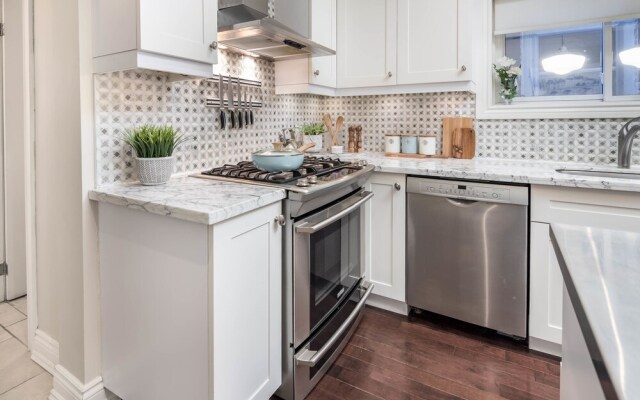 QuickStay - Chic & Modern Townhouse in Little Italy