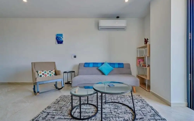 1BR Apartment - Private Balcony - Pool - Gym