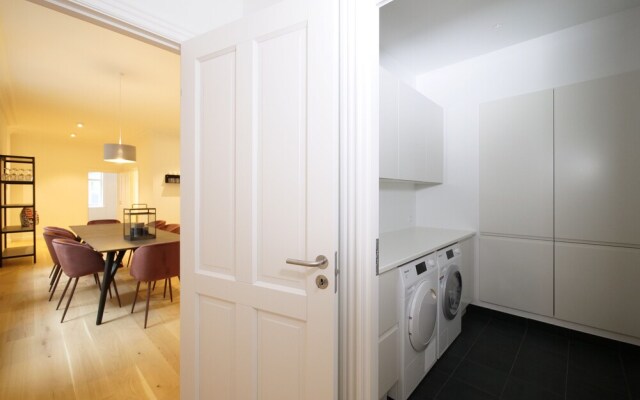 Sanders King - Smart 4-bdr Apt in City Center