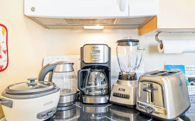 Waikiki Sunset Close to Beach with Parking