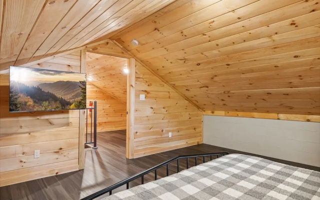 Majestic Valley Retreat 2 Bedroom Cabin by RedAwning