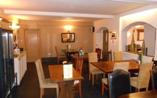 Hawk and Buckle Inn