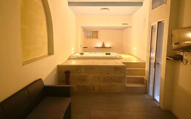 Villa Rossa Gozo - 5 bedroom ensuite with pool & jacuzzi