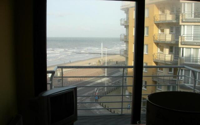 Studio apartment 'De Strandwandeling' with frontal sea view near Ostend