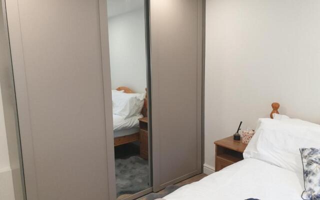 Modern 1 bed Apartment, 10 Mins to Leeds City Cent