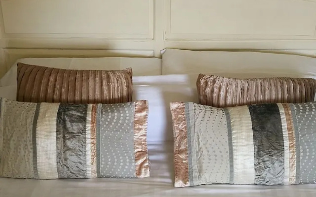 Feathers Hotel, Bar and Restaurant