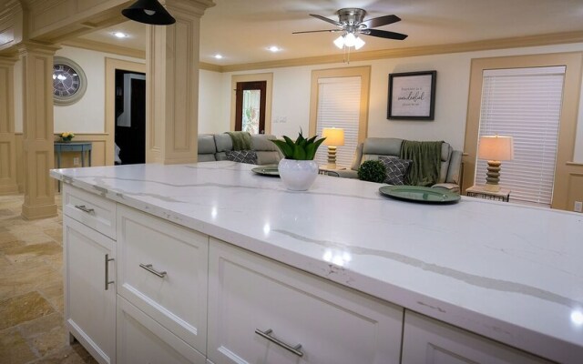 5Bdrm 3.5Bath 12Beds - HOME BIG AS TEXAS