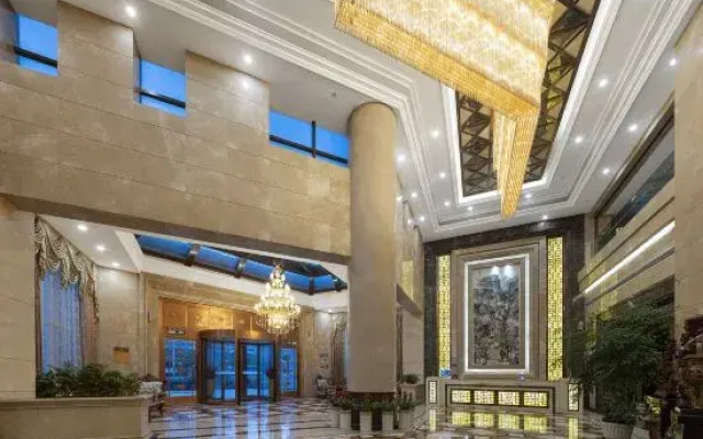 Luoshan Junfu Hotel