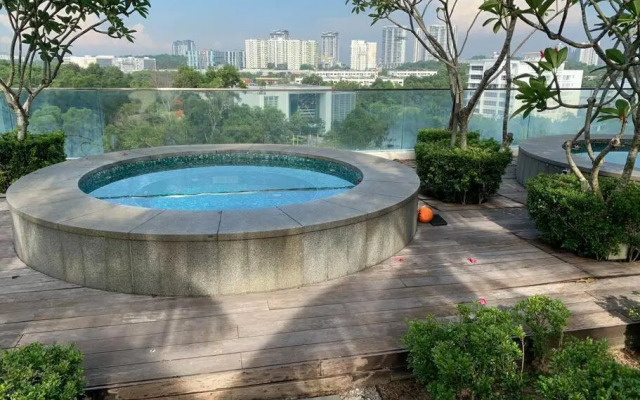 Paradise City Holiday (Netflix+Sanitize) 4