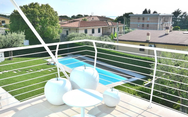 The White Apartment With Pool