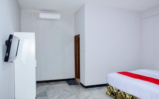 RedDoorz Plus near Mall Kelapa Gading