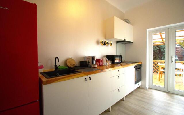 Homey Luxury- entire house, free parking, yard