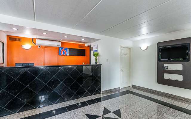 Motel 6 Cleveland, TX