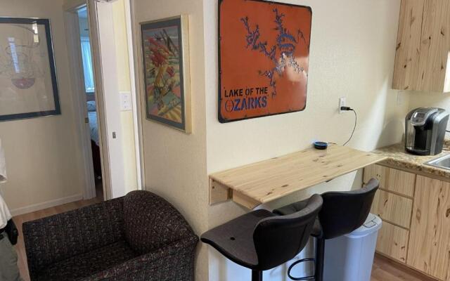 Loft , boat dock, 2 bedrooms , pet friendly