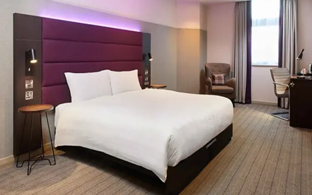 Premier Inn Heathrow Airport T2 & T3 (Bath Road)
