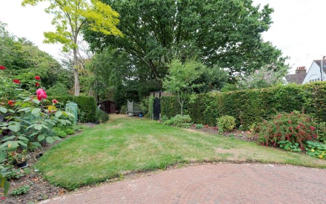 Cottage With a Garden in Golders Green by Underthedoormat