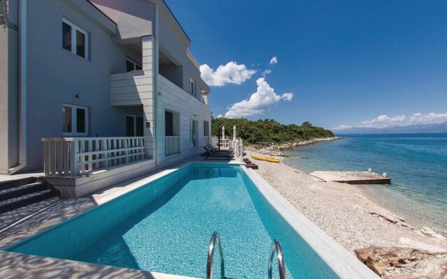 Nice Home in Sreser with Hot Tub, Sauna & WiFi