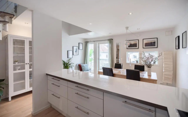 Central top floor apartment