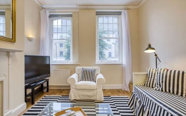 Spacious 2bed/2bath Apt, 5mins to Victoria St