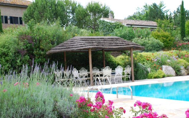 Luxurious Villa in Montelupone With Private Swimming Pool