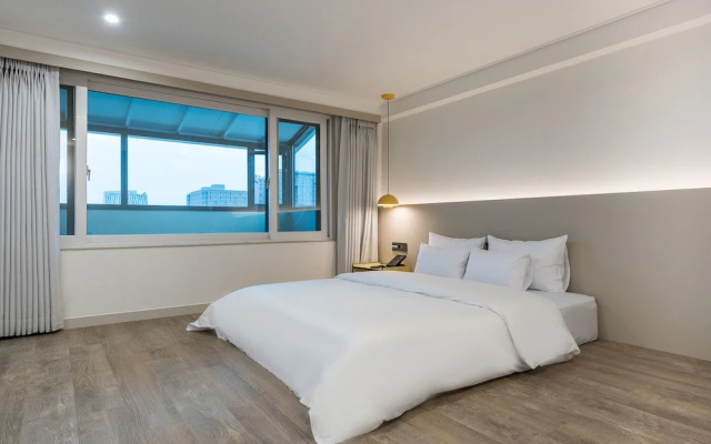 Liv Life Hotel