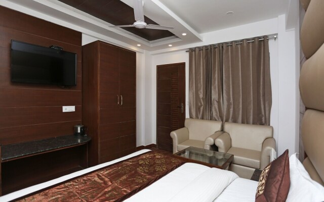 OYO 15210 Hotel Aashna