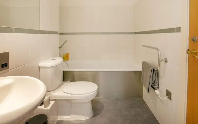 Spacious 2 Bed Parking Close To Centre